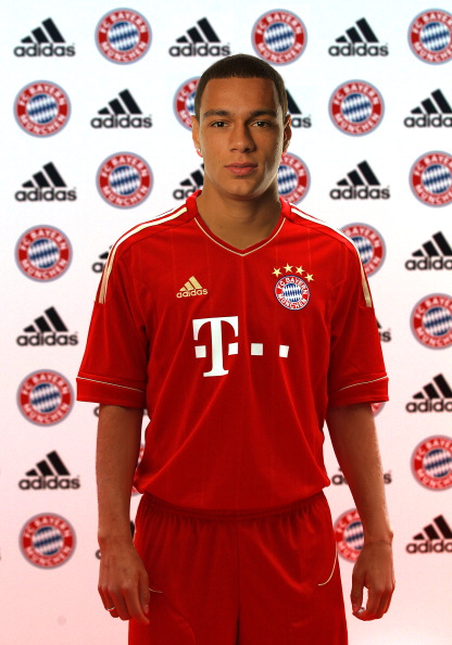 Bayern About To Sign Gregory Van Der Wiel?